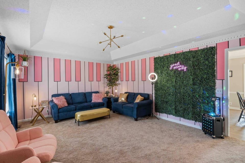 Karaoke, Living room, Seating area, Entertainment