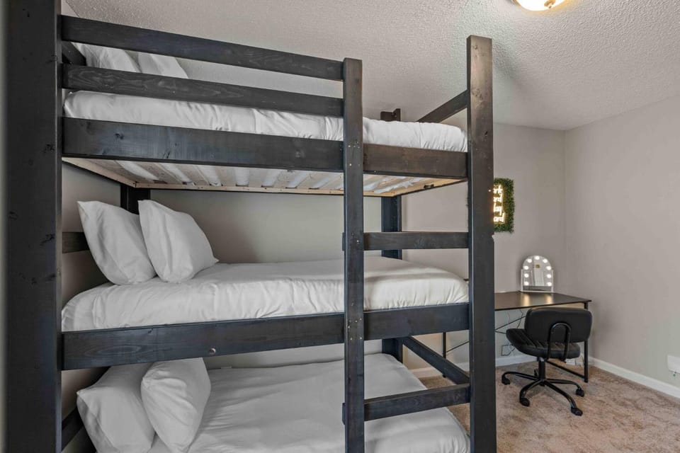 Bedroom, group of guests, bunk bed, Family