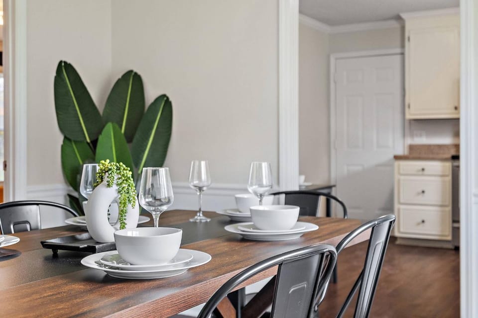 Decorative detail, Seating area, Dining area