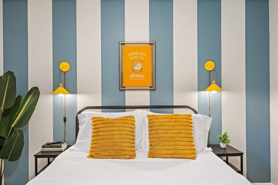 Bed, Photo of the whole room, Decorative detail, Bedroom