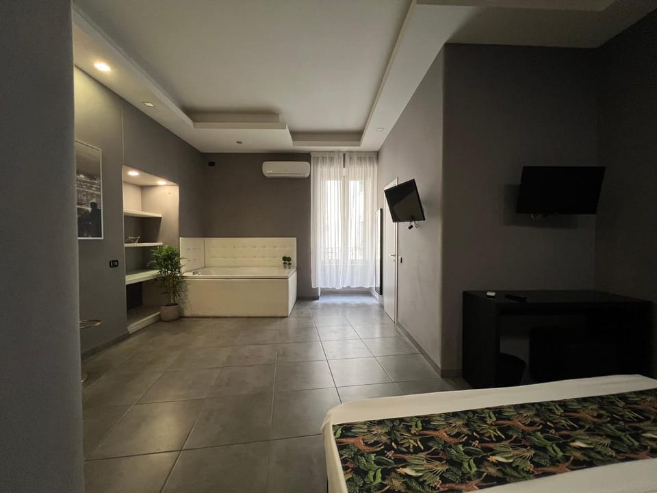 Bed, TV and multimedia, Photo of the whole room, Bedroom