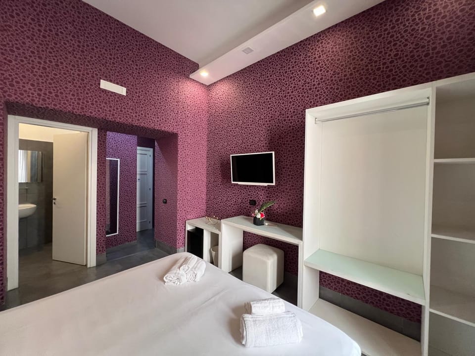 Bed, TV and multimedia, Photo of the whole room, Bedroom, wardrobe