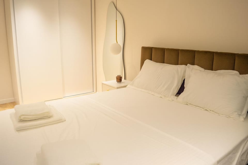 Bed, Bedroom, towels