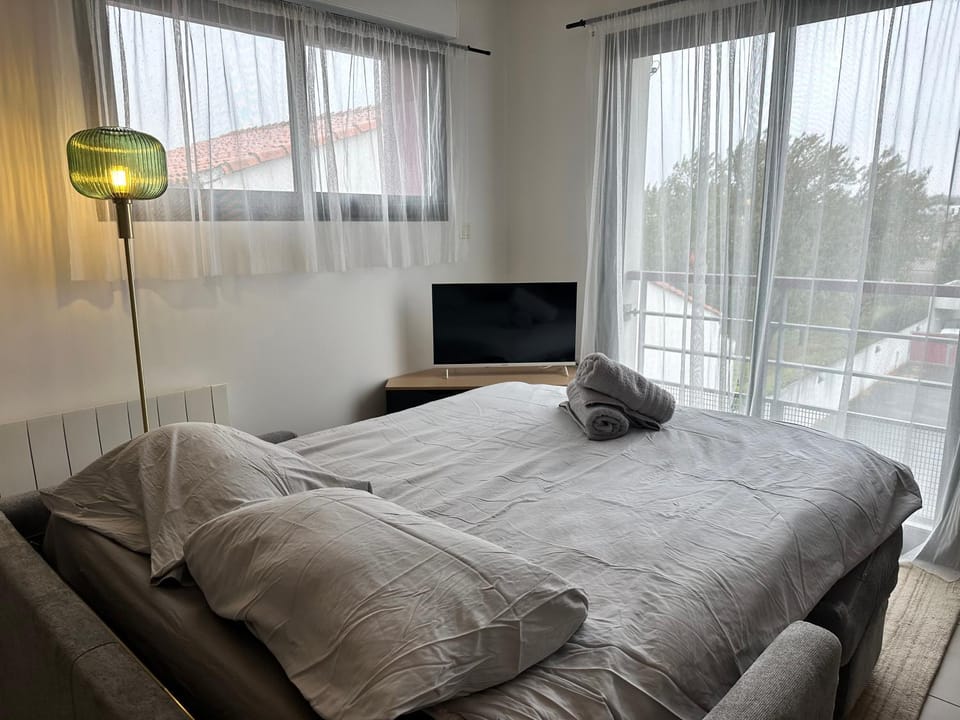 Bed, TV and multimedia, towels