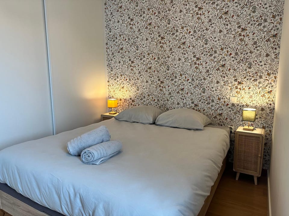 Bed, Photo of the whole room, Bedroom