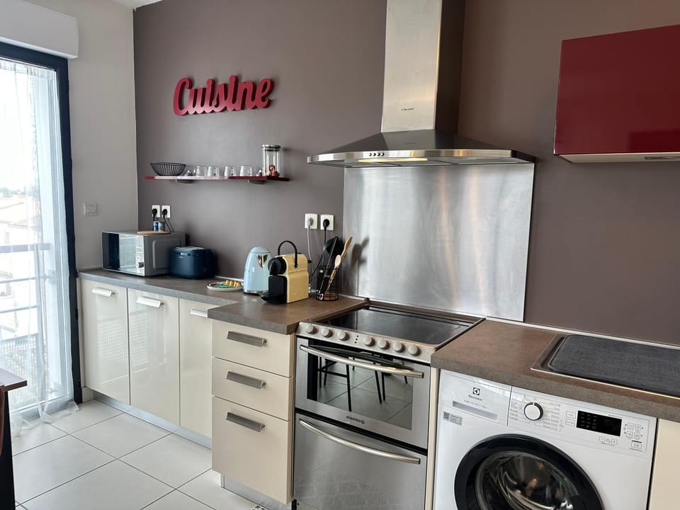 Coffee/tea facilities, Kitchen or kitchenette, dishwasher, oven, stove, toaster, washing machine