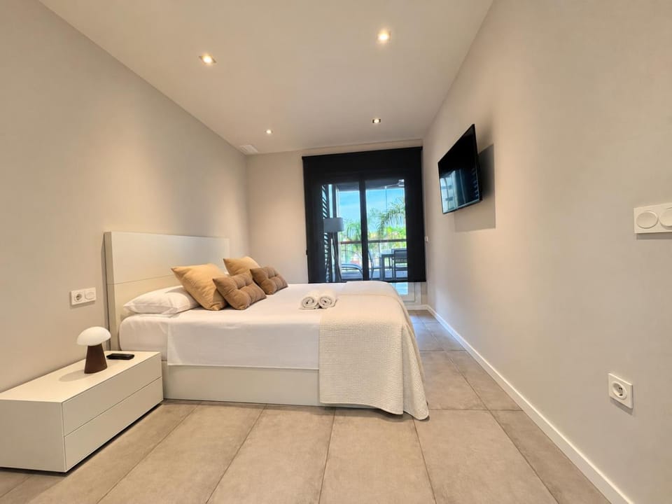 Bed, TV and multimedia, Photo of the whole room, Bedroom
