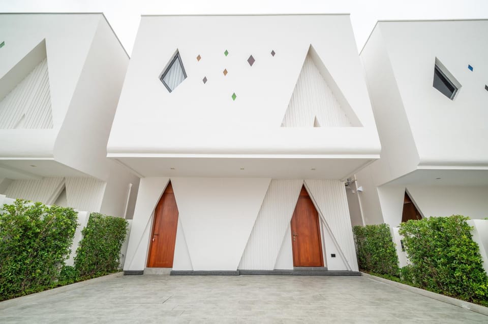 Property building, Facade/entrance, Garden