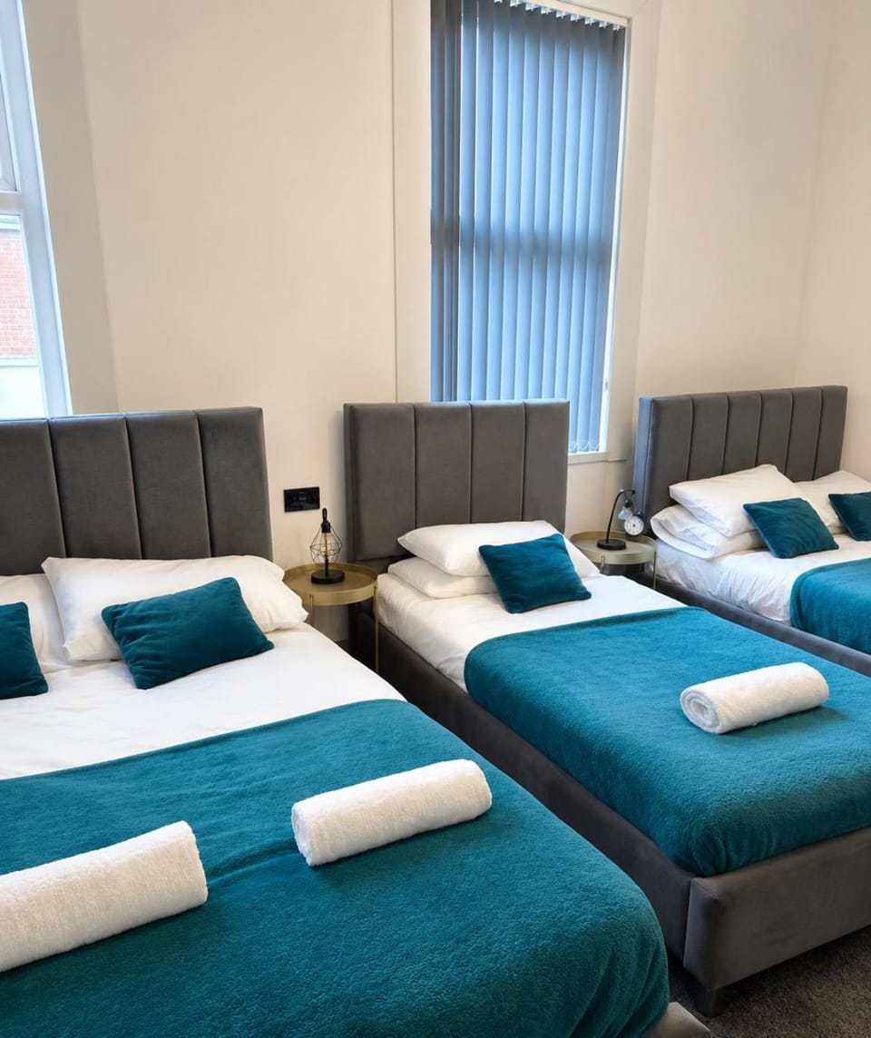 Bed, Bedroom, towels
