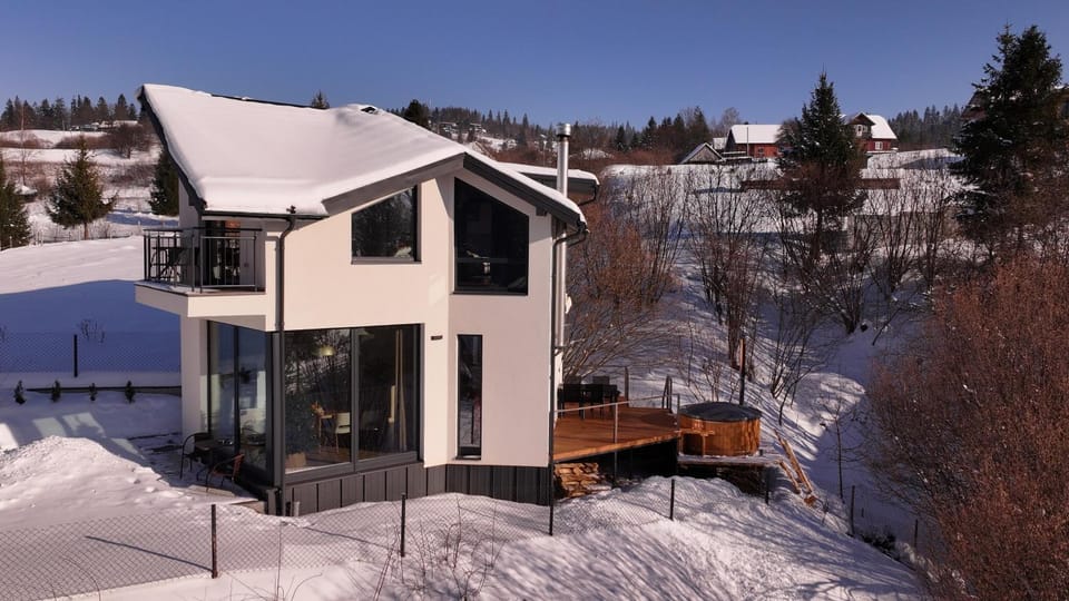 Property building, Day, Natural landscape, Winter, Mountain view