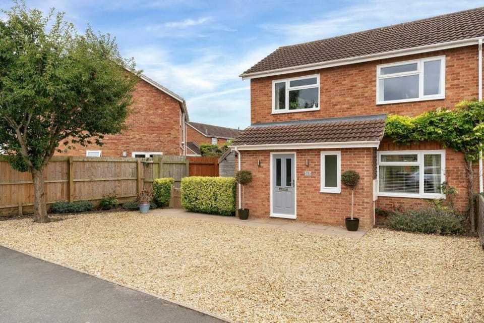Property building, Neighbourhood, Garden, Garden view, Street view