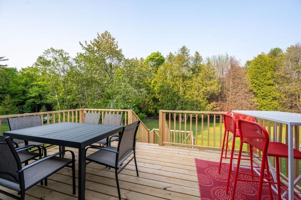 New Baileys Harbor Home, 1 block DT with Huge Yard House in Door County