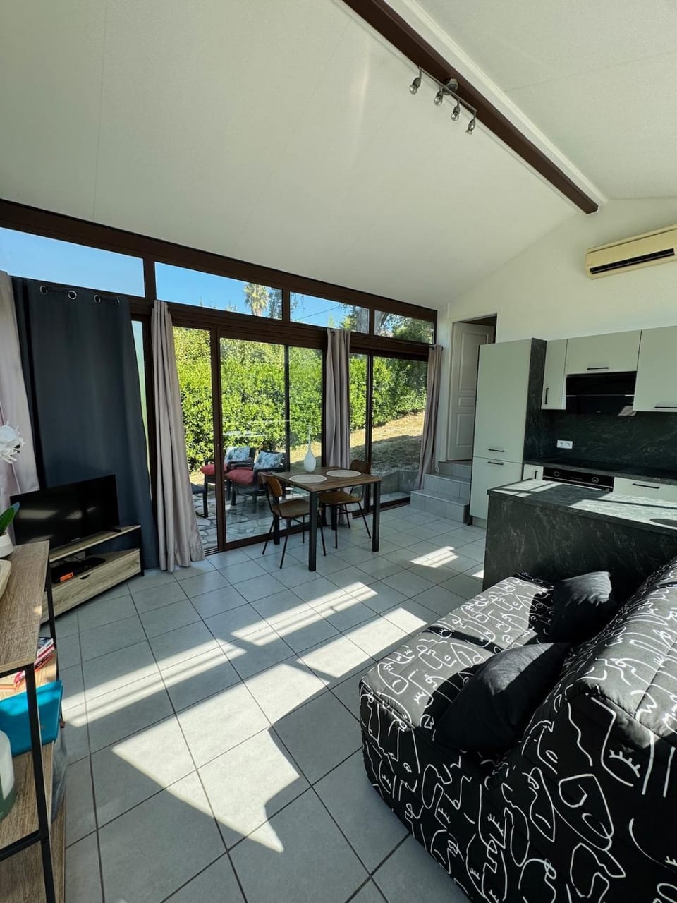 TV and multimedia, View (from property/room), Kitchen or kitchenette, Living room, Seating area, Dining area