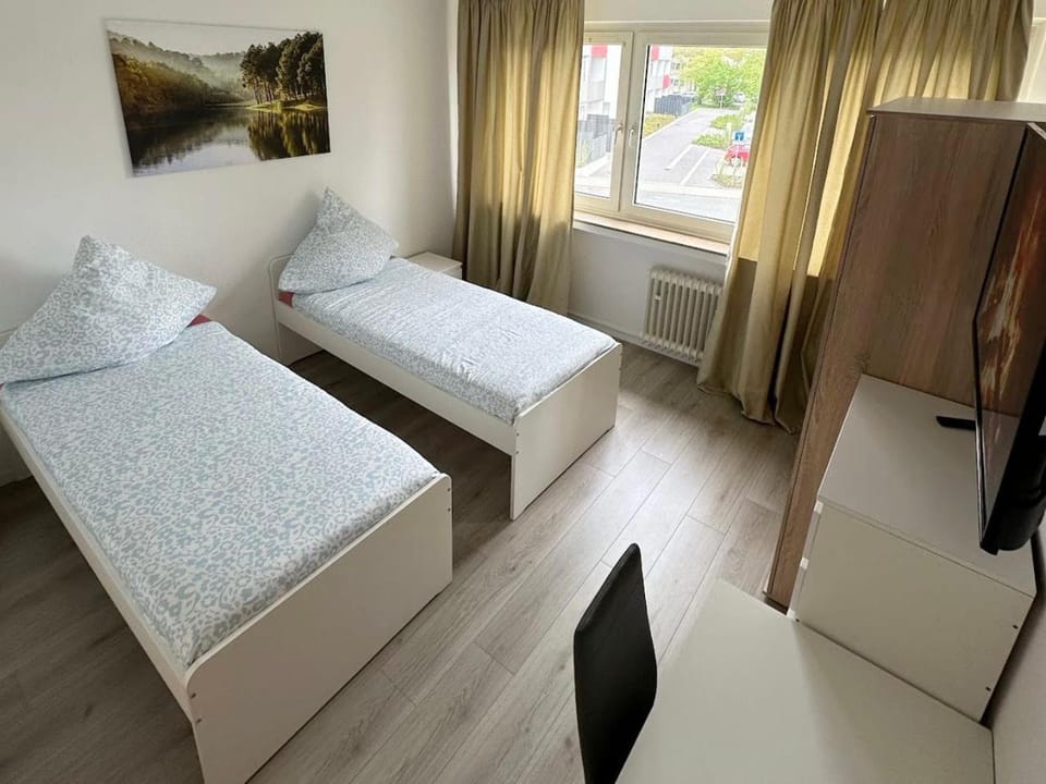 Bed, TV and multimedia, Photo of the whole room, Bedroom