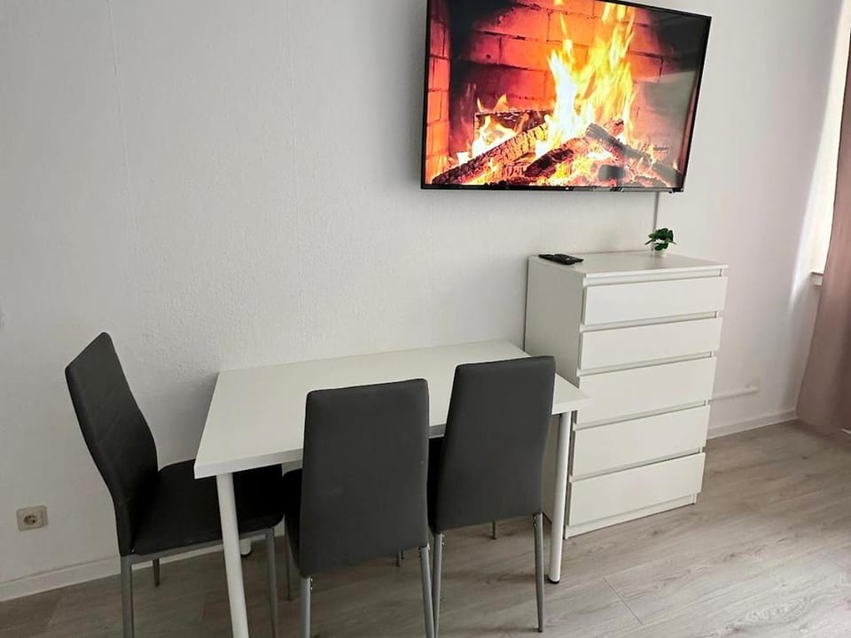 TV and multimedia, Seating area, Dining area