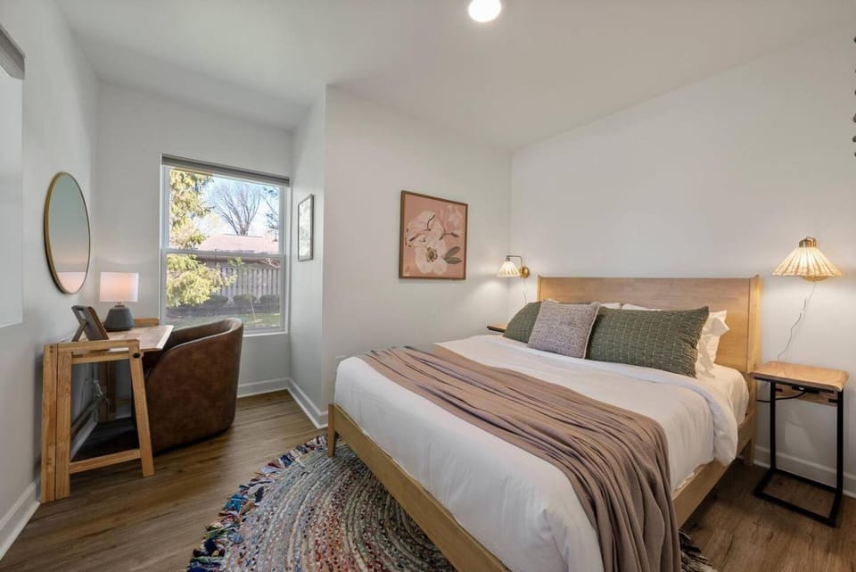 Stunning 2 BR - Parking and Walk to Park Apartment in Clintonville