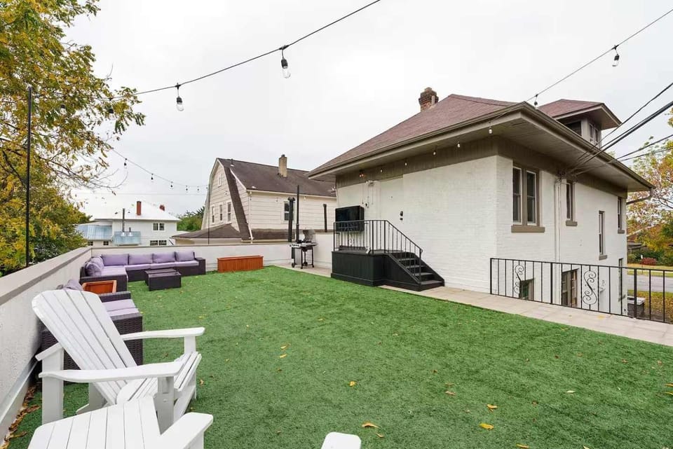 Close to OSU Rooftop Patio Grill & Outdoor TV Apartment in Clintonville