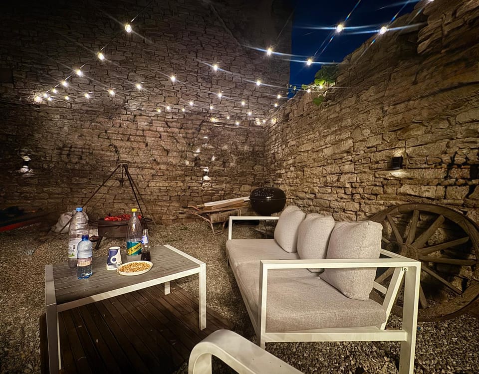 Patio, Night, Food and drinks, Seating area, Dining area, Drinks