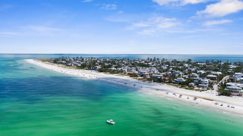 Hammock Hideaway! Beach House with pool on the north end of AMI House in Anna Maria Island