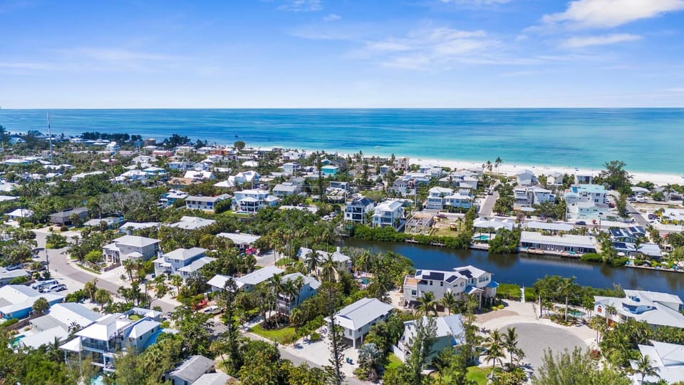 Hammock Hideaway! Beach House with pool on the north end of AMI House in Anna Maria Island