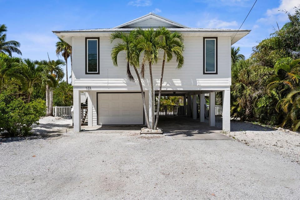 Hammock Hideaway! Beach House with pool on the north end of AMI House in Anna Maria Island