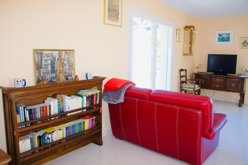 Family home 8 people, direct beach, sea view House in Locquirec