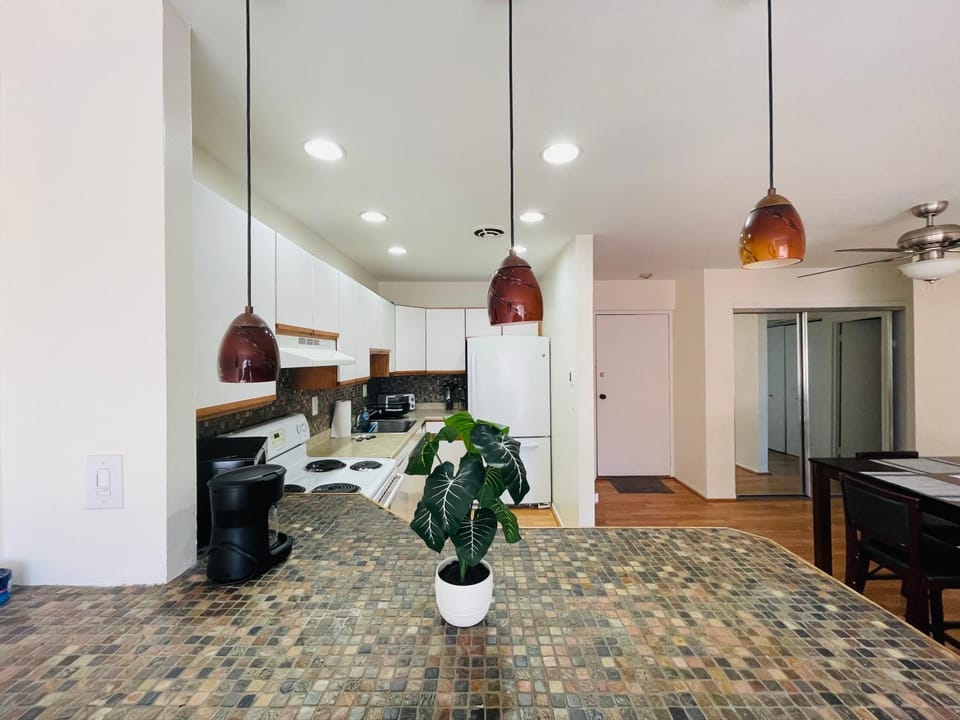 Top-Floor 1BR King Bed Washer & Dryer Apartment in Cheltenham Township