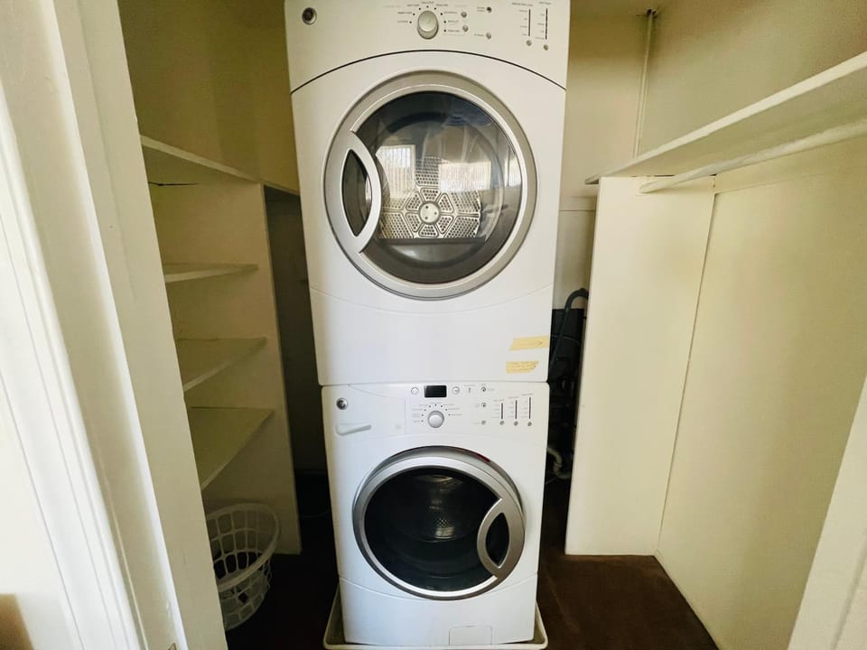 Top-Floor 1BR King Bed Washer & Dryer Apartment in Cheltenham Township