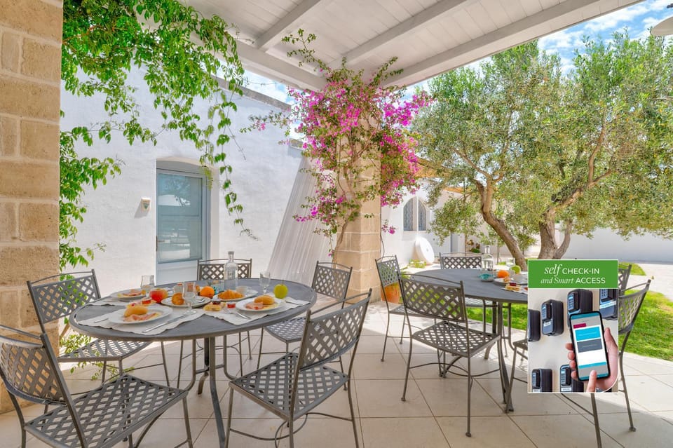 Patio, Day, Seating area, Dining area