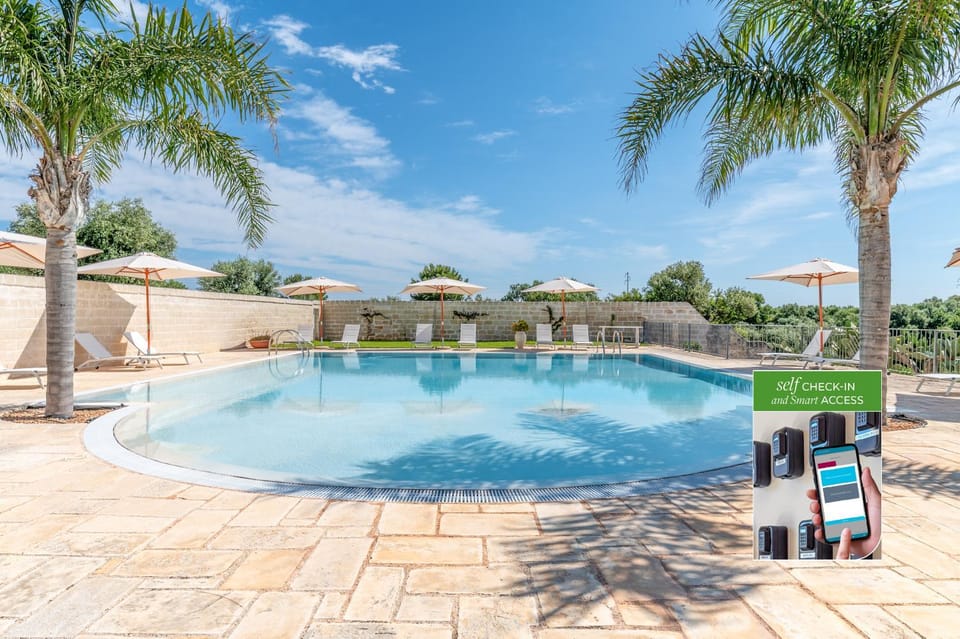 Pool view, Swimming pool, sunbed