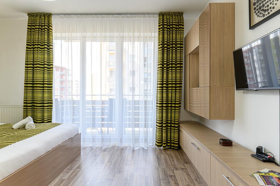 Bed, TV and multimedia, Bedroom