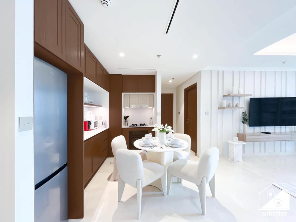 Kitchen or kitchenette, Dining area