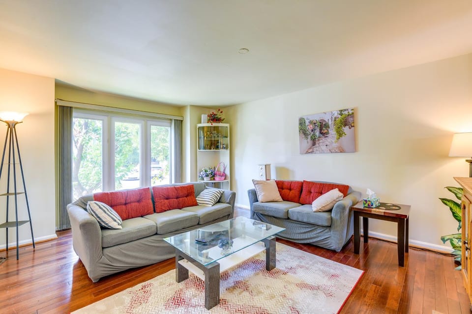 Close to Hospital & Dulles: Herndon Townhome House in Herndon