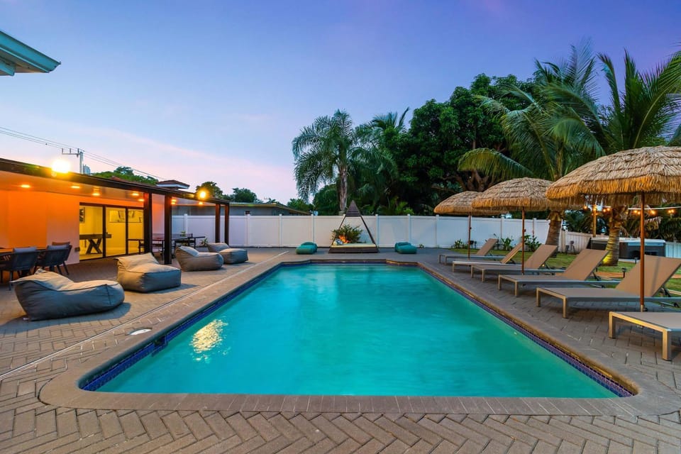 Pool view, Swimming pool, sunbed