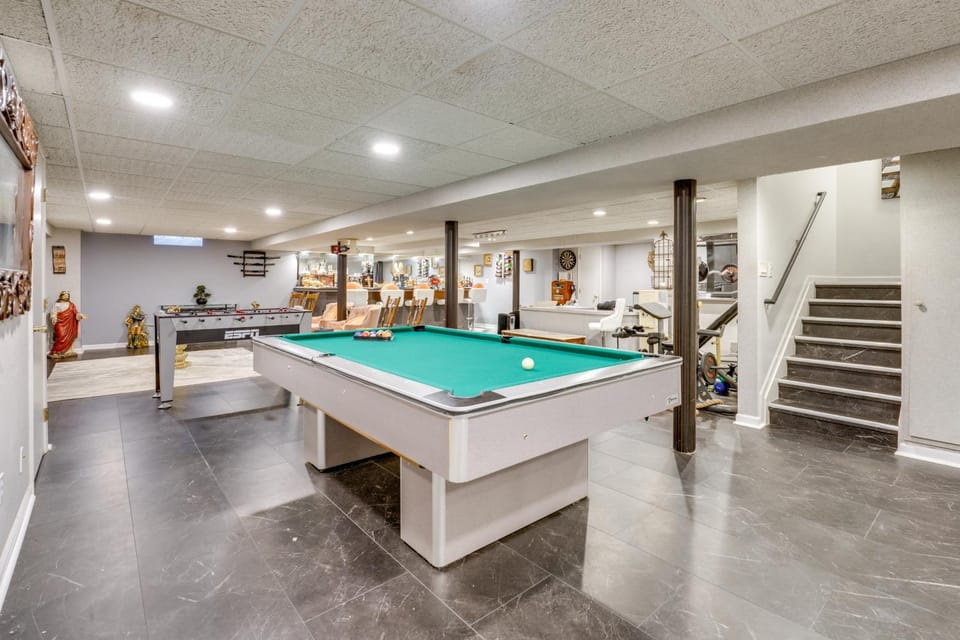 Indoor and Outdoor Entertainment! Luxe Michigan Home House in Clinton Township