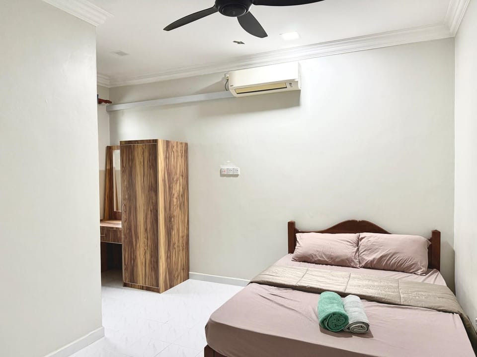 Bed, Photo of the whole room, Bedroom, towels, wardrobe, air conditioner