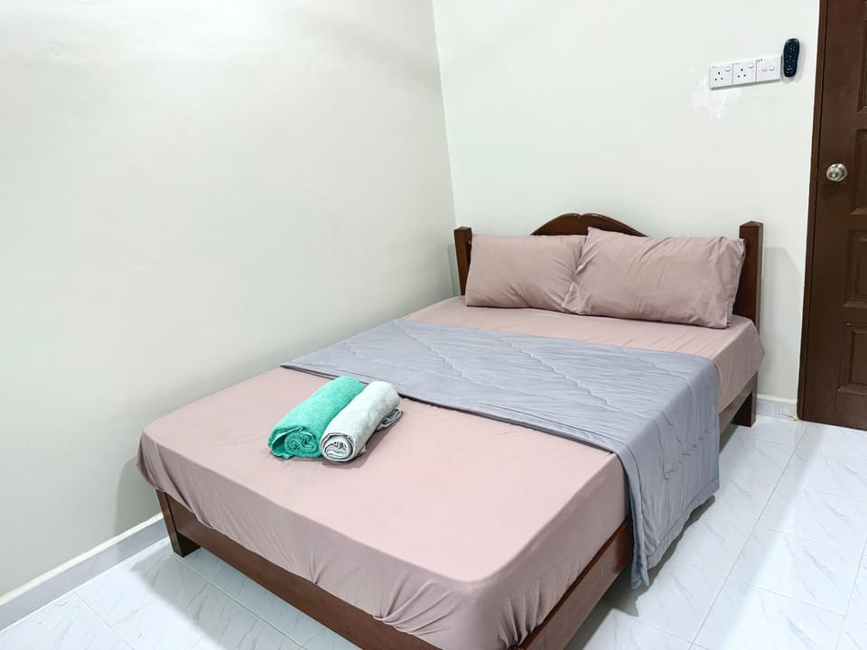 Bed, Photo of the whole room, Bedroom, towels