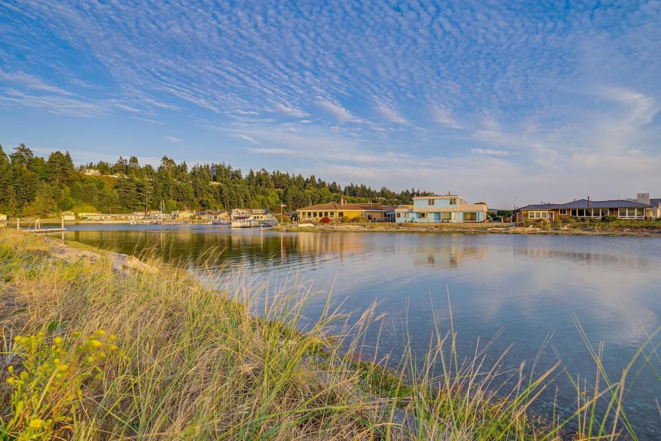 Beach Access, Deck Waterfront Whidbey Island Home House in Greenbank