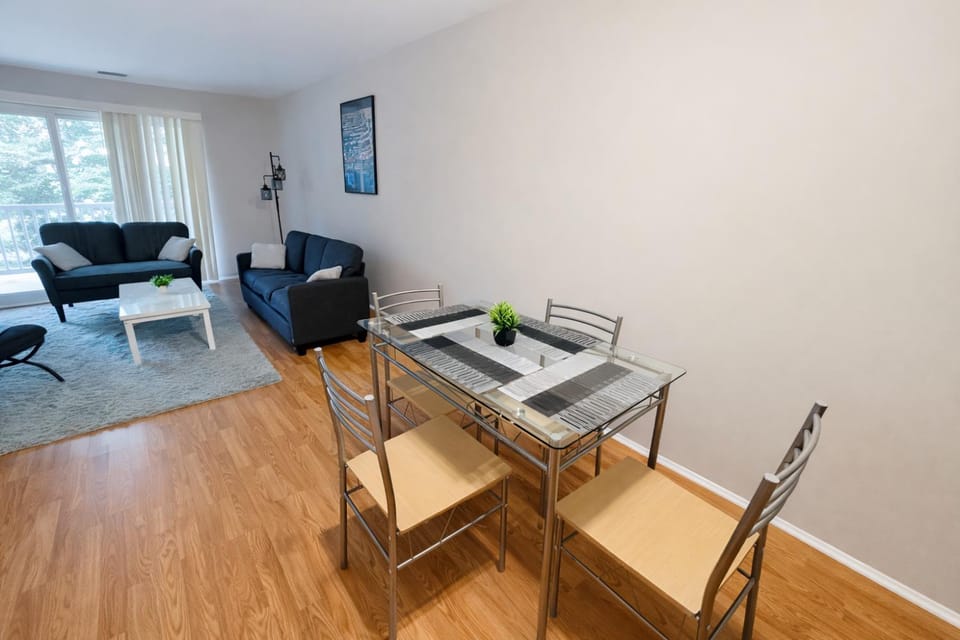 Spacious 2BR First-Floor Apt King Bed Yard Apartment in Cheltenham Township