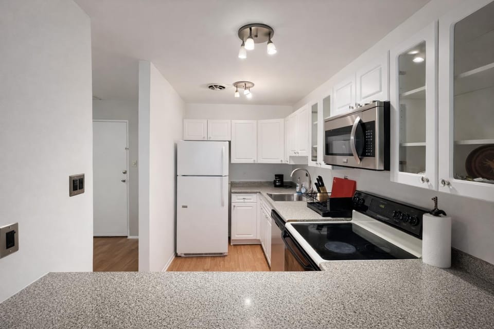 Spacious 2BR First-Floor Apt King Bed Yard Apartment in Cheltenham Township