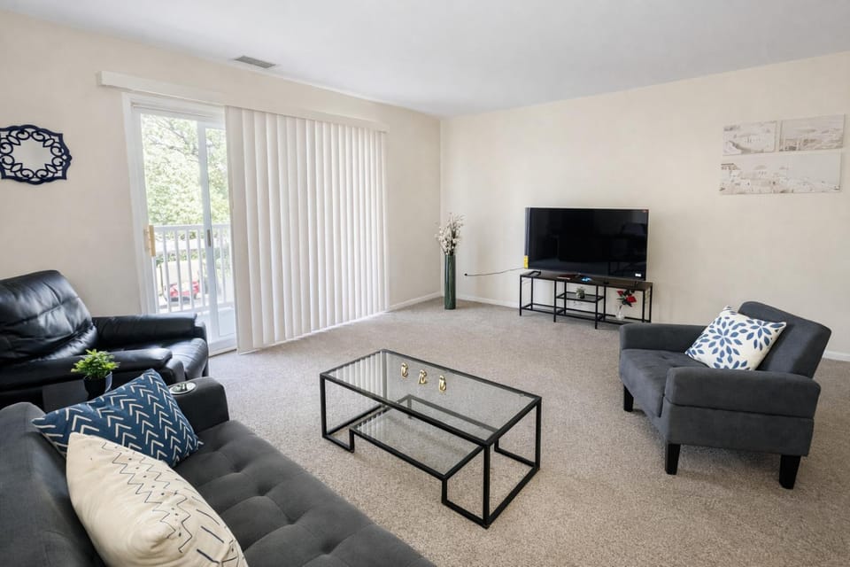Bright 2BR Cherry Blossom View Balcony Apartment in Jenkintown