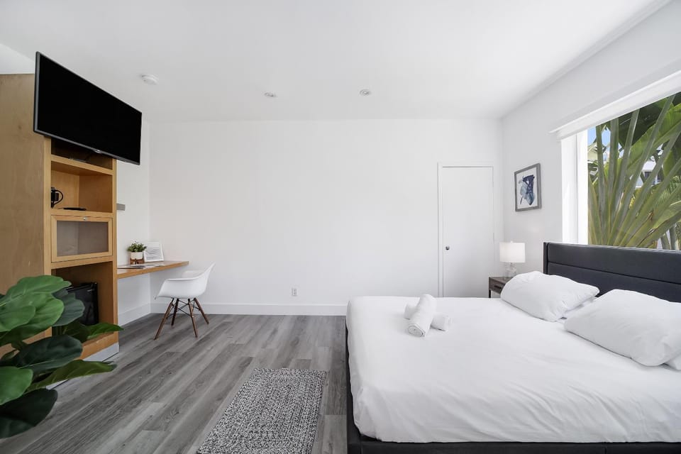 Bed, TV and multimedia, Photo of the whole room, Bedroom, towels