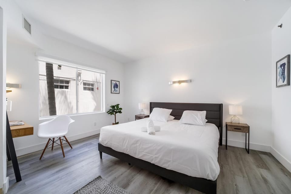 Bed, Photo of the whole room, Seating area, Bedroom