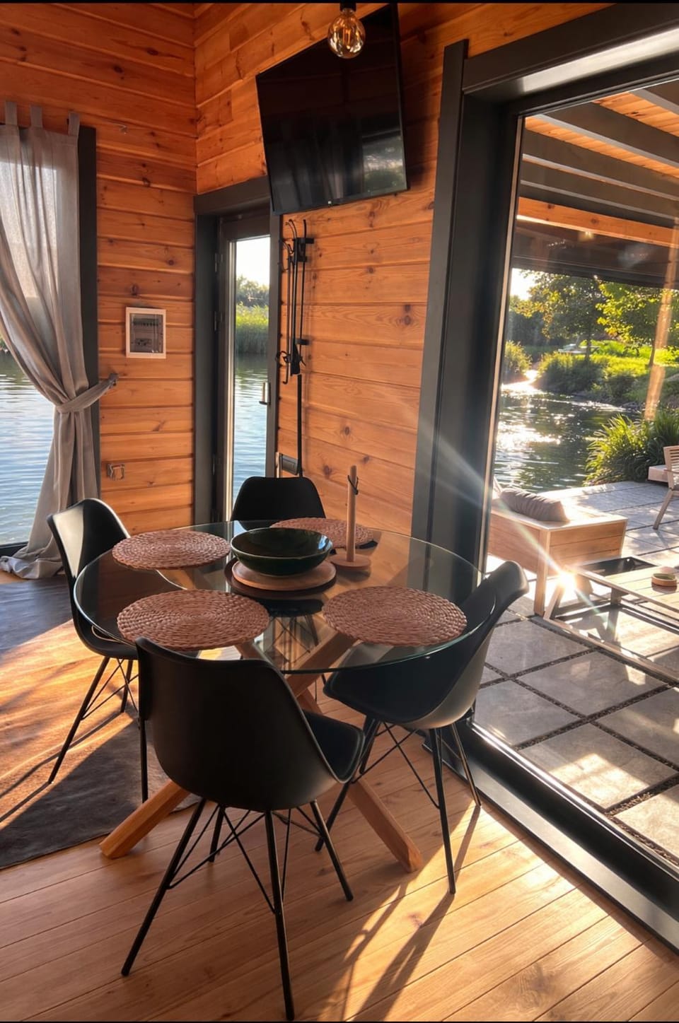 Dining area, kitchen