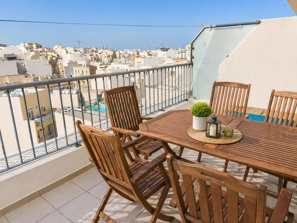 Modern Penthouse with 2 Bedroom & 2 Terraces by Seafront Walk Apartment in Malta