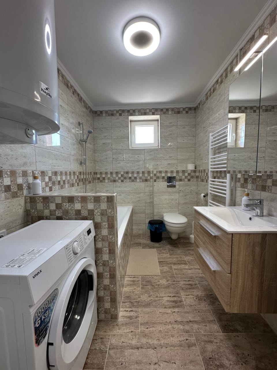 Toilet, Bathroom, Bath, towels, washing machine