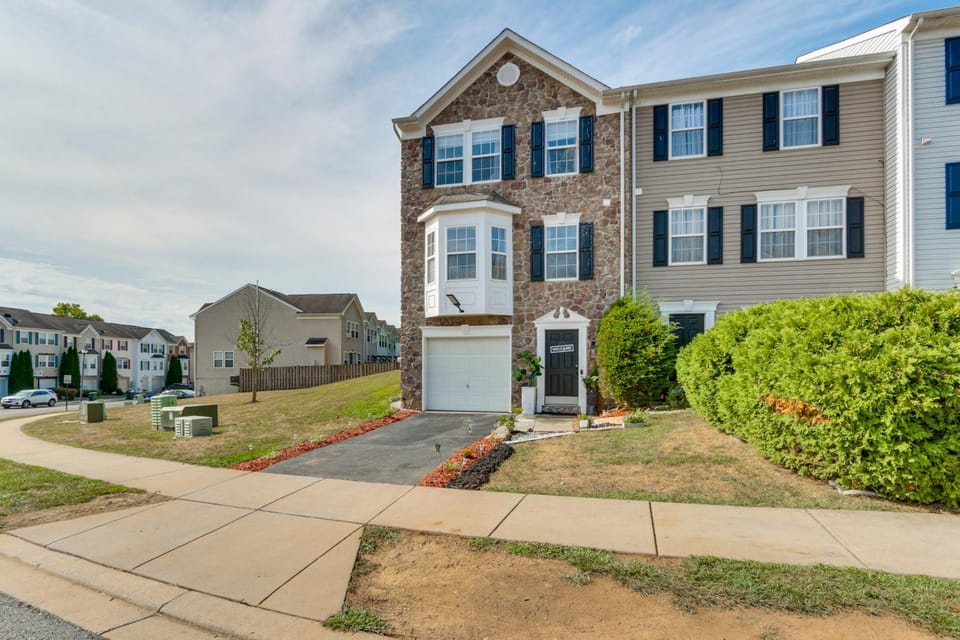 < 2 Mi to Dtwn Hagerstown: Townhome w/ Fireplace House in Hagerstown