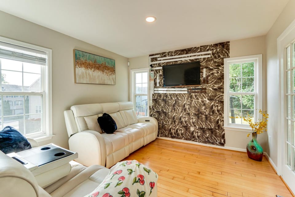 < 2 Mi to Dtwn Hagerstown: Townhome w/ Fireplace House in Hagerstown