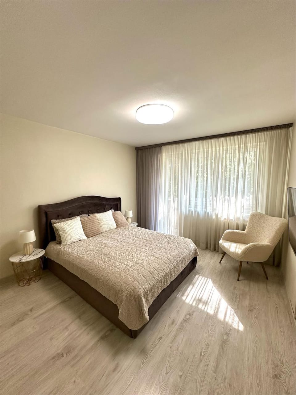 Bed, Seating area, Bedroom