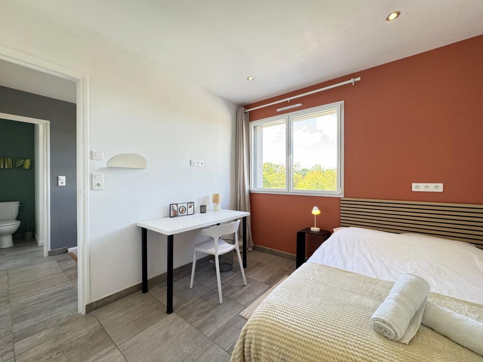 Bed, Bedroom, towels